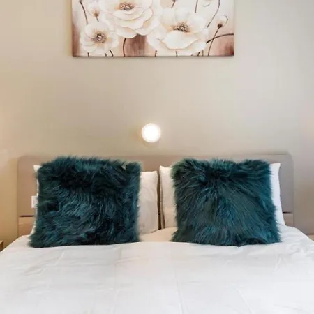 Spacious 2br With Terrace - By Hostmt *