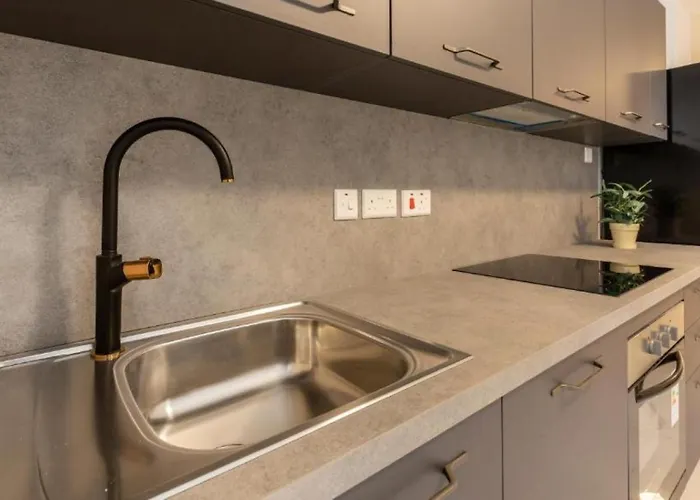 Spacious 2br With Terrace - By Hostmt Apartman