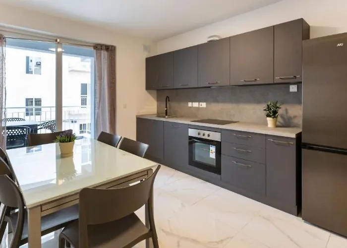 Spacious 2br With Terrace - By Hostmt Apartman *