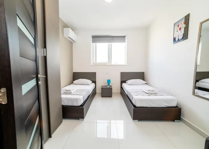 Spacious 2br With Terrace - By Hostmt Apartman