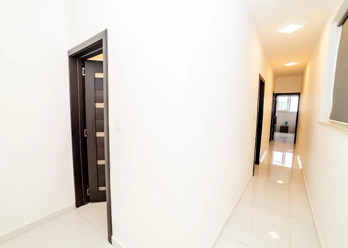 Spacious 2br With Terrace - By Hostmt Apartman *