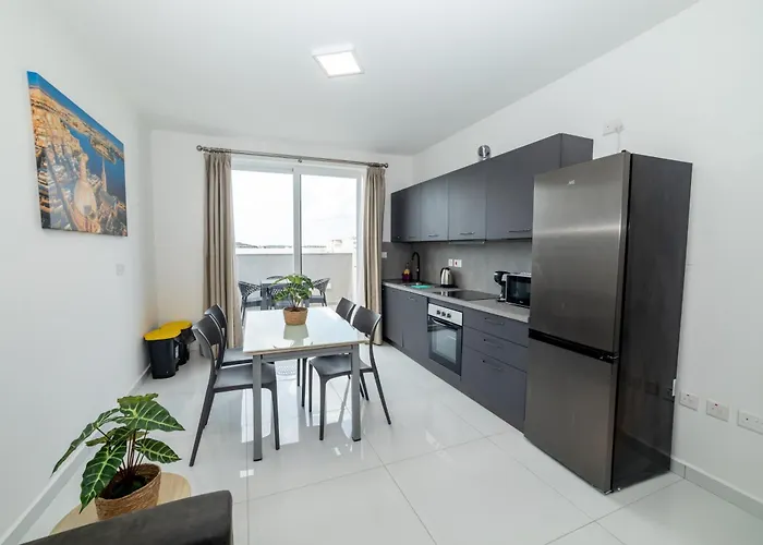 Spacious 2br With Terrace - By Hostmt Apartman