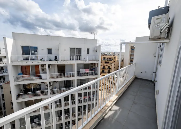 Spacious 2br With Terrace - By Hostmt Apartman