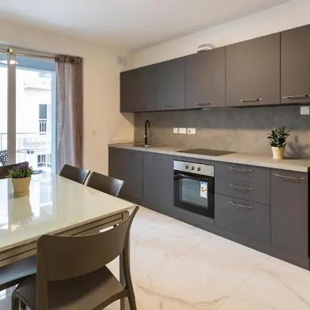 New And Modern In Bugibba, Great Location Appartamento *