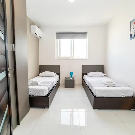 Spacious 2br With Terrace - By Hostmt Appartamento