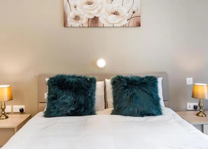 Spacious 2br With Terrace - By Hostmt *