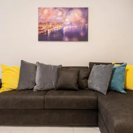 Daire Spacious 2br With Terrace - By Hostmt *